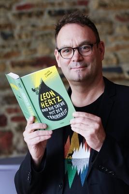 Autor Volker Surmann erhaelt den Evangelischen Buchpreis-stock-foto