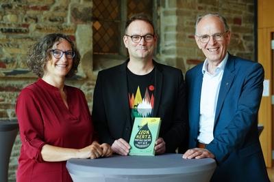 Autor Volker Surmann erhaelt den Evangelischen Buchpreis-stock-foto