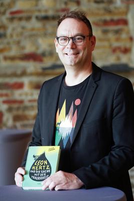 Autor Volker Surmann erhaelt den Evangelischen Buchpreis-stock-foto