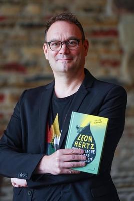 Autor Volker Surmann erhaelt den Evangelischen Buchpreis-stock-foto