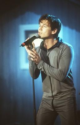 Bildnummer: 56899406  Datum: 25.03.2000  Copyright: imago/teutopress A-HA (S?nger Morten Harket) 03/00 thg Mann M?nner Norwegen Musik Gesang Pop Band Gruppe Popgruppe dunkelhaarig kurzhaarig leger Shirt Schlumpf Hose grau stehend B?hne Show Studio Kulisse Dekoration Auftritt halb hoch Mikrophon festhaltend singend Aha People x0x xsk 2000 hoch Aufmacher  56899406 Date 25 03 2000 Copyright Imago  a Ha Singer Morten Harket 03 00 THG Man Men Norway Music Singing Pop Tie Group Pop group dark haired short casual Shirt Schlumpf Trousers grey standing Stage Show Studio Backdrop Decoration Appearance half vertical Microphone festhaltend singing Aha Celebrities x0x xSK 2000 vertical Highlight-stock-photo