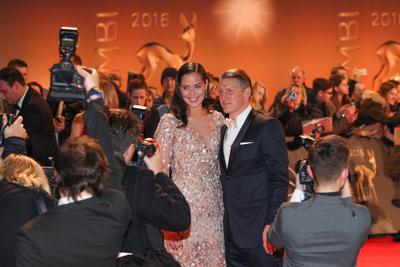 Bastian Schweinsteiger mit Frau Ana bei der Ankunft Die 68. Bambi-Verleihung 2016 im Stage Theater am Potsdamer Platz in-stock-foto