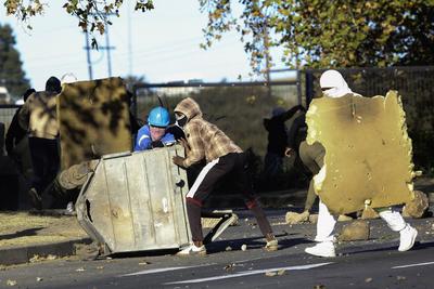 Students protest in Mthatha, South Africa Protesting Walter Sisulu University (WSU) students shield with mattresses as t-stock-foto