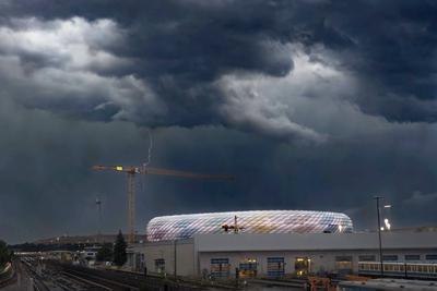 Unwetter ?ber der Allianz Arena, heftiges Gewitter mit Hagel und Starkregen vor dem Nations-League-Halbfinale gegen Portugal, M?nchen, 4. Juni 2025-stock-photo