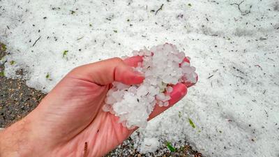 Downburst in Superzelle richtet schwere Sch?den in Ulm an - Anwohner im Juni mit Schneeeschieber unterwegs: Mehrere B?ume auf halber H?he einfach abgerissen - Ganze Ortschaft in Winterlandschaft verwandelt, Fensterscheibe durchschlagen - Tornadoverdach-stock-photo