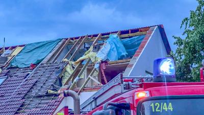 Downburst in Superzelle richtet schwere Sch?den in Ulm an - Anwohner im Juni mit Schneeeschieber unterwegs: Mehrere B?ume auf halber H?he einfach abgerissen - Ganze Ortschaft in Winterlandschaft verwandelt, Fensterscheibe durchschlagen - Tornadoverdach-stock-photo