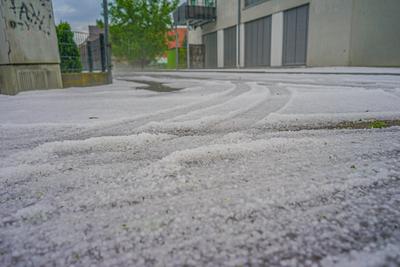 Downburst in Superzelle richtet schwere Sch?den in Ulm an - Anwohner im Juni mit Schneeeschieber unterwegs: Mehrere B?ume auf halber H?he einfach abgerissen - Ganze Ortschaft in Winterlandschaft verwandelt, Fensterscheibe durchschlagen - Tornadoverdach-stock-photo