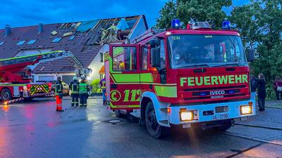 Downburst in Superzelle richtet schwere Sch?den in Ulm an - Anwohner im Juni mit Schneeeschieber unterwegs: Mehrere B?ume auf halber H?he einfach abgerissen - Ganze Ortschaft in Winterlandschaft verwandelt, Fensterscheibe durchschlagen - Tornadoverdach-stock-photo