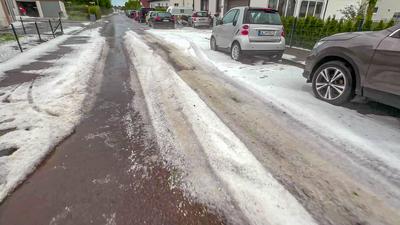 Downburst in Superzelle richtet schwere Sch?den in Ulm an - Anwohner im Juni mit Schneeeschieber unterwegs: Mehrere B?ume auf halber H?he einfach abgerissen - Ganze Ortschaft in Winterlandschaft verwandelt, Fensterscheibe durchschlagen - Tornadoverdach-stock-photo