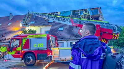 Downburst in Superzelle richtet schwere Sch?den in Ulm an - Anwohner im Juni mit Schneeeschieber unterwegs: Mehrere B?ume auf halber H?he einfach abgerissen - Ganze Ortschaft in Winterlandschaft verwandelt, Fensterscheibe durchschlagen - Tornadoverdach-stock-photo