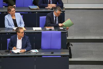 Berlin, Deutschland, 05.06.2025: Deutscher Bundestag: 10. Bundestagssitzung: Der Stuhl von Bundeskanzler Friedrich Merz-stock-foto