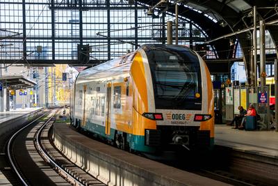 Eisenbahnverkehr am Bahnhof Berlin-Friedrichstra?e. Regionalexpress Zug der ODEG, RE1 Ziel Brandenburg HBF. DEU, Deutsch-stock-foto