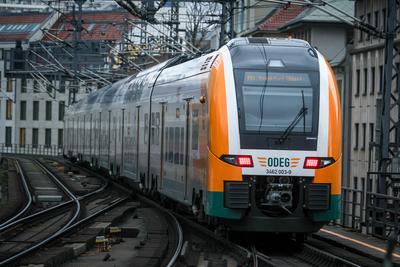 Eisenbahnverkehr am Bahnhof Berlin Friedrichstra?e - Regionalexpress Zug der ODEG, Ostdeutsche Eisenbahn. RE1 Ziel Frank-stock-foto