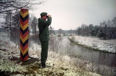 Grenzsoldat am Fluss Nei?e bei G?rlitz-stock-foto