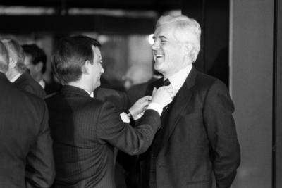 Bildnummer: 50394544  Datum: 18.01.1985  Copyright: imago/Sven SimonPeter Boenisch (re., GER/Regierungssprecher) bekommt von Wolfgang Sch?uble (li., GER/CDU/Leiter des Bundeskanzleramtes und Bundesminister f?r besondere Aufgaben) die Krawatte gebunden, Personen , optimistisch; 1985, Bonn, Politiker, Sprecher, Minister, B?nisch, Journalist, Journalisten, l?cheln, l?chelnd, l?chelt; , quer, KBsw, Gruppenbild, close, Bundespolitik, Politik, Deutschland, Randbild, People, Staatssekret?r, Regierungssprecher-stock-foto