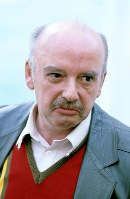 Bildnummer: 56647940  Datum: 01.09.1985  Copyright: imago/teutopressKonrad Kujau (F?lscher der Hitler-Tageb?cher) 09/85 geue Mann F?lscher F?lschung Tagebuch Tageb?cher B?cher angeblich geschrieben von Adolf Hitler Diktator Drittes Reich gef?lscht ausserdem Kunstf?lschungen F?lschungen gef?lschte Kunstwerke Kunstobjekte Kunst Gem?lde Bilder grauhaarig kurzhaarig Halbglatze Schn?uzer leger Jacke grau Leder Lederjacke Pullover Pullunder rot Hemd stehend draussen Portrait hoch Grimasse absch?tzend People Kultur Entertainment Shooting 02 xmk x0x 1985 hoch  56647940 Date 01 09 1985 Copyright Imago teutopress Konrad Kujau Counterfeiters the Hitler Diaries 09 85  Man Counterfeiters Fake Diary Diaries Books supposedly written from Adolf Hitler Dictator Third Reich spoofed moreover Art forgeries Counterfeiting fake Works of art Artworks Art Paintings Images grauhaarig short Halbglatze Schn?uzer casual Jacket grey Leather Leather jacket Sweater Slipovers Red Shirt standing outside Portrait vertical Grimace absch?tzend Celebrities Culture Entertainment Shooting 02 xmk x0x 1985 vertical-stock-foto