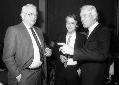 Henri Nannen, Frank Elstner und Peter Boenisch (v.li.) 12/83 stroe Frank Elstner (Mi.) mit Henri Nannen (li.) und Peter-stock-photo