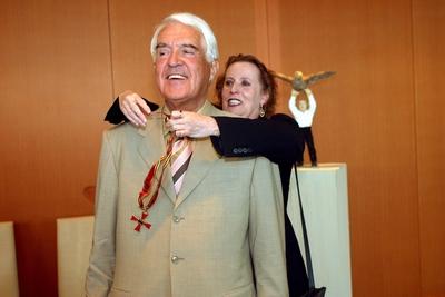 Bildnummer: 50262155  Datum: 10.07.2003  Copyright: imago/G?tz SchleserJournalist Peter Boenisch bekommt von Staatsministerin Christina Weiss (Beauftragte f?r Kultur und Medien, beide GER) das Gro?e Verdienstkreuz ?berreicht - Berlin, Personen , optimistisch , Freude , Objekte; 2003, Berlin, Bundesverdienstkreuz, Gro?es Verdienstkreuz, Journalisten, B?nisch, Ehrung, Ehrungen, Auszeichnung, Auszeichnungen, Orden, Troph?e, Verleihung, Verleihungen, Politiker, Politikerin, Minister, Ministerin, Staatsminister, Kulturstaatsminister, Kulturstaatsministerin, Wei?, lachen, lachend, lacht; , quer, Kbdig, Gruppenbild, close, Bundespolitik, Politik, Deutschland, Randbild, People-stock-photo