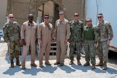 RECORD DATE NOT STATED Lt. Gen. Alexus G. Grynkewich, Ninth Air Force (Air Forces Central) commander (center) poses for-stock-foto