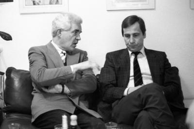 Regierungssprecher Peter Boenisch (li.) und Wolfgang Clement (GER/SPD) anl?sslich der ARD/ZDF-Bundestagsrunde in Bonn-stock-foto