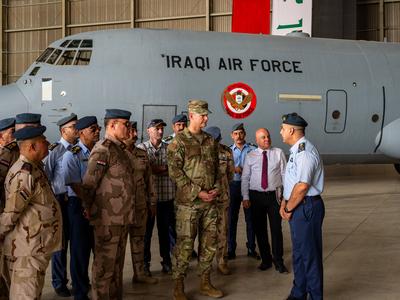 RECORD DATE NOT STATED Lt. Gen. Alexus G. Grynkewich, Ninth Air Force (Air Forces Central) commander, tours an Iraqi Air-stock-foto
