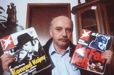 Bildnummer: 56647949  Datum: 01.11.1985  Copyright: imago/teutopressKonrad Kujau (F?lscher der Hitler-Tageb?cher) 11/85 stroe Mann F?lscher F?lschung Tagebuch Tageb?cher B?cher angeblich geschrieben von Adolf Hitler Diktator Drittes Reich gef?lscht ausserdem Kunstf?lschungen F?lschungen gef?lschte Kunstwerke Kunstobjekte Kunst Gem?lde Bilder grauhaarig kurzhaarig Halbglatze Schn?uzer Brille leger Jacke Strickjacke blau Hemd Jeans stehend Wohnzimmer Zimmer unterlagen Zeitungen Zeitschriften haltend hochhaltend pr?sentierend Zeitschrift Stern Titel Titelbilder ihn betreffend halb quer nachdenklich traurig um Verzeihung heischend Homestory exklusiv People Kultur Entertainment Shooting 02 xmk x0x 1985 quer  56647949 Date 01 11 1985 Copyright Imago teutopress Konrad Kujau Counterfeiters the Hitler Diaries 11 85 Stroe Man Counterfeiters Fake Diary Diaries Books supposedly written from Adolf Hitler Dictator Third Reich spoofed moreover Art forgeries Counterfeiting fake Works of art Artworks Art Paintings Images grauhaarig short Halbglatze Schn?uzer Glasses casual Jacket Strickland jacket Blue Shirt Jeans standing Living room Room Documents Newspapers Magazines holding hochhaltend presenting Magazine Star Title Title images him concerning half horizontal contemplative sad to Sorry  Home story exclusive Celebrities Culture Entertainment Shooting 02 xmk x0x 1985 horizontal-stock-foto