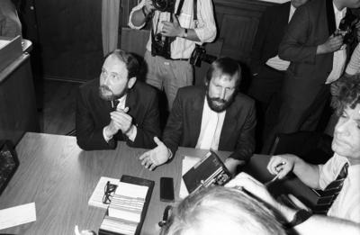 Bildnummer: 56673177  Datum: 01.08.1984  Copyright: imago/teutopressGerd Heidemann (li., Journalist) 08/84 chol Gerd Heidemann im August 1984 w?hrend des Stern-Prozesses vor der 11. Gro?en Strafkammer des Hamburger Landgerichts Hamburg Landgericht Gericht Prozess Proze? Deutschland deutsch Deutscher Mann Medien Journalismus Zeitschrift Illustrierte Magazin Story Skandal Aff?re Schwindel F?lschung gef?lschte gef?lscht Hitlertageb?cher Tageb?cher Adolf Hitler Reporter Journalist Journalismus Autor Schriftsteller german author writer quer halb sitzend Journalisten Fotografen Presse Medienrummel sw People x0x xsk 1984 quer Aufmacher  56673177 Date 01 08 1984 Copyright Imago teutopress Gerd Heidemann left Journalist 08 84 Chol Gerd Heidemann in August 1984 during the Star Process before the 11 grand Trial Chamber the Hamburg District Court Hamburg District Court Court Process Process Germany German German Man Media Journalism Magazine Illustrated Magazine Story Scandal Affair Dizziness Fake fake spoofed Hitler diaries Diaries Adolf Hitler Reporter Journalist Journalism Author Writer German author Writer horizontal half seated Journalists Photographers Press Media storm black and white Celebrities x0x xSK 1984 horizontal Highlight-stock-foto