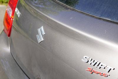 Suzuki Swift sport, Automarkensymbol am Heck eines PKW *** Suzuki Swift sport, Car brand symbol on Heck one Car 11316027-stock-foto