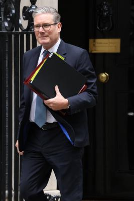 Keir Starmer Departs Downing Street for PMQs in London-stock-foto
