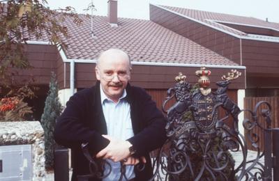 Bildnummer: 56647944  Datum: 01.11.1985  Copyright: imago/teutopressKonrad Kujau (F?lscher der Hitler-Tageb?cher) 11/85 stroe Mann F?lscher F?lschung Tagebuch Tageb?cher B?cher angeblich geschrieben von Adolf Hitler Diktator Drittes Reich gef?lscht ausserdem Kunstf?lschungen F?lschungen gef?lschte Kunstwerke Kunstobjekte Kunst Gem?lde Bilder grauhaarig kurzhaarig Halbglatze Schn?uzer Brille leger Jacke Strickjacke blau Hemd stehend draussen Garten Reihenhaus aufst?tzend auf Gel?nder halb quer l?chelnd Homestory exklusiv People Kultur Entertainment Shooting 02 xmk x0x 1985 quer  56647944 Date 01 11 1985 Copyright Imago teutopress Konrad Kujau Counterfeiters the Hitler Diaries 11 85 Stroe Man Counterfeiters Fake Diary Diaries Books supposedly written from Adolf Hitler Dictator Third Reich spoofed moreover Art forgeries Counterfeiting fake Works of art Artworks Art Paintings Images grauhaarig short Halbglatze Schn?uzer Glasses casual Jacket Strickland jacket Blue Shirt standing outside Garden Terraced house aufst?tzend on Railings half horizontal smiling Home story exclusive Celebrities Culture Entertainment Shooting 02 xmk x0x 1985 horizontal-stock-foto
