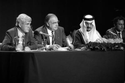 Bildnummer: 52371337  Datum: 05.10.1983  Copyright: imago/bonn-sequenzRegierungssprecher Peter Boenisch (li., Deutschland), Bundeskanzler Helmut Kohl (2.v.li., Deutschland/CDU) und Prinz Saud Al Faisal (3.v.li., Saudi Arabien) anl?sslich einer Pressekonferenz in Saudi Arabien, Personen , Highlight; 1983, Nahost, Politiker, Pressekonferenz, Pressetermin, Bundesregierung, Bundespolitik, B?nisch, Staatssekret?r, sw; , quer, Kbneg, Gruppenbild, Internationale Politik, Politik, Randbild, People sw o0 BRD, BR-stock-photo