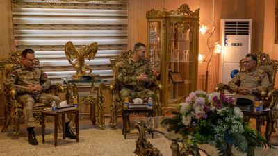 RECORD DATE NOT STATED Lt. Gen. Alexus G. Grynkewich, Ninth Air Force (Air Forces Central) commander (center), speaks wi-stock-foto
