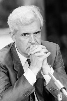 Bildnummer: 52358110  Datum: 10.06.1983  Copyright: imago/bonn-sequenzStaatssekret?r Peter Boenisch (Deutschland/Regierungssprecher) , Personen , pessimistisch , Nachdenklichkeit; 1983, sw, Bonn, Politiker, Politik, Journalist; , hoch, Kbneg, Einzelbild, Bundespolitik, Politik, Randbild, People-stock-foto