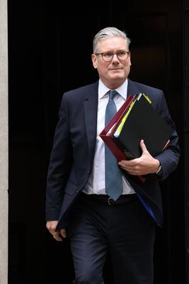 Keir Starmer Departs Downing Street for PMQs in London-stock-foto