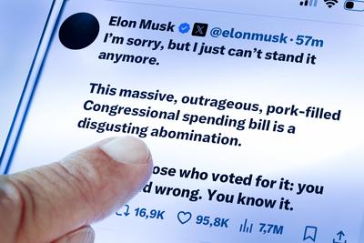 Elon Musk kritisiert auf seiner Plattform X  scharf das geplante Steuergesetz von Pr?sident Trump,  Display eines Smartphones, 3. Juni 2025-stock-photo