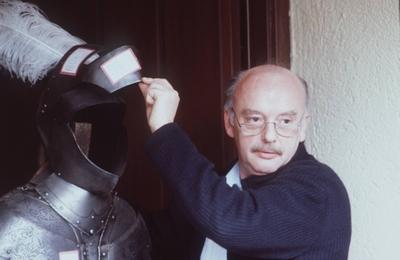 Bildnummer: 56647948  Datum: 01.11.1985  Copyright: imago/teutopressKonrad Kujau (F?lscher der Hitler-Tageb?cher) 11/85 stroe Mann F?lscher F?lschung Tagebuch Tageb?cher B?cher angeblich geschrieben von Adolf Hitler Diktator Drittes Reich gef?lscht ausserdem Kunstf?lschungen F?lschungen gef?lschte Kunstwerke Kunstobjekte Kunst Gem?lde Bilder grauhaarig kurzhaarig Halbglatze Schn?uzer Brille leger Jacke Strickjacke blau Hemd Jeans stehend Terrasse Reihenhaus halb quer nachdenklich fragend entt?uscht sich umdrehend umschauend Helm ?ffnend von R?stung Ritter Ritterr?stung beklebt Aufkleber Homestory exklusiv People Kultur Entertainment Shooting 02 xmk x0x 1985 quer  56647948 Date 01 11 1985 Copyright Imago teutopress Konrad Kujau Counterfeiters the Hitler Diaries 11 85 Stroe Man Counterfeiters Fake Diary Diaries Books supposedly written from Adolf Hitler Dictator Third Reich spoofed moreover Art forgeries Counterfeiting fake Works of art Artworks Art Paintings Images grauhaarig short Halbglatze Schn?uzer Glasses casual Jacket Strickland jacket Blue Shirt Jeans standing Terrace Terraced house half horizontal contemplative questioningly disappointed to turn around looking round Helmet opening from Armaments Ritter Knight armor labels Sticker Home story exclusive Celebrities Culture Entertainment Shooting 02 xmk x0x 1985 horizontal-stock-foto