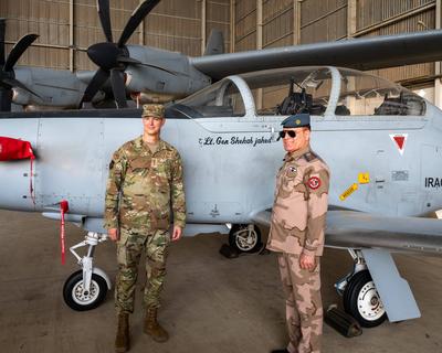 RECORD DATE NOT STATED Lt. Gen. Alexus G. Grynkewich, Ninth Air Force (Air Forces Central) commander (left), poses for a-stock-foto