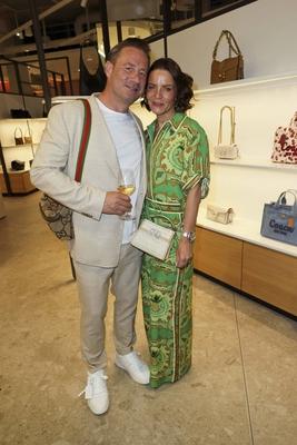 Sasha mit Ehefrau Julia Schmitz Sasha Schmitz Saenger zu Gast beim Opening des neuen Breuninger Flagship Store im Westfield Einkaufszentrum in Ueberseequaertier am 05.06.2025 in Hamburg Hamburg Deutschland *** Sasha with wife Julia Schmitz Sasha Schmitz Saenger as a guest at the opening of the new Breuninger flagship store in the Westfield shopping center in Ueberseequaertier on 05 06 2025 in Hamburg Hamburg Germany-stock-foto