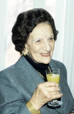 Bildnummer: 56677459  Datum: 01.04.1986  Copyright: imago/teutopressIda Ehre (Schauspielerin) 04/86 vZ Ida Ehre im April 1986 Deutschland Deutsche deutsch Frau Schauspiel Fernsehen TV Film Theater Theaterregisseurin Theaterintendantin Theaterschauspielerin german actress female Direktor kurzhaarig dunkelhaarig elegant chic Schmuck Kette Goldkette Ohrring Blazer hoch Portrait trinkend Glas haltend l?chelnd People x0x xsk 1986 hoch Aufmacher  56677459 Date 01 04 1986 Copyright Imago teutopress Ida Honor Actress 04 86 VZ Ida Honor in April 1986 Germany German German Woman Acting Television TV Film Theatre Theatre director Theaterintendantin Theater actress German actress Female Director short dark haired elegant Chic Jewellery Chain Gold chain Earring Blazer vertical Portrait drinking Glass holding smiling Celebrities x0x xSK 1986 vertical Highlight-stock-foto