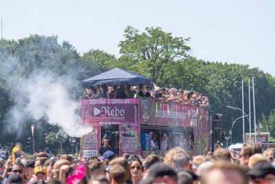 RECORD DATE NOT STATED Rave The Planet Techno-Parade zog durch Berlin Rave The Planet Techno-Parade zog auf der Straße d-stock-foto