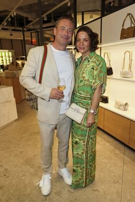 Sasha mit Ehefrau Julia Schmitz Sasha Schmitz Saenger zu Gast beim Opening des neuen Breuninger Flagship Store im Westfield Einkaufszentrum in Ueberseequaertier am 05.06.2025 in Hamburg Hamburg Deutschland *** Sasha with wife Julia Schmitz Sasha Schmitz Saenger as a guest at the opening of the new Breuninger flagship store in the Westfield shopping center in Ueberseequaertier on 05 06 2025 in Hamburg Hamburg Germany-stock-foto