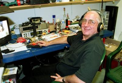 1/ Portrait: Giorgio Carioti mit Kopfh?rer, TV sehen, Chef vom Berliner Club Quasimodo , Konzertveranstalter, Inhaber, G-stock-foto