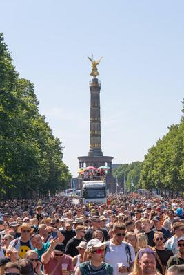 RECORD DATE NOT STATED Rave The Planet Techno-Parade zog durch Berlin Rave The Planet Techno-Parade zog auf der Straße d-stock-foto