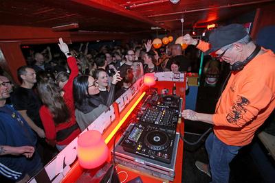 Wolfsburg Niedersachsen Wolfsburg , Hallenbad , Sauna-Klub , DJ Dr Motte ( orange T-Shirt ) legt auf , Techno-Legende ,-stock-foto