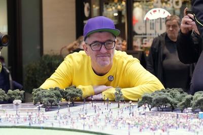 Dr. Motte, Erfinder der Loveparade, und sein Team starten ein gro?es Projekt ? Rave The Planet, PK in der Mall of Berlin-stock-foto