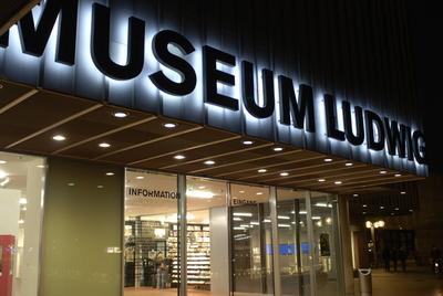Koeln, Eingang Museum Ludwig Der Eingang zum 1986 gebauten Museum Ludwig in K?ln, das gro?e Teile der Sammlung des Ehepa-stock-foto
