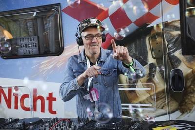 Bilder des Tages Dr. Motte, b?rgerlich Matthias Roeingh, als DJ bei der Internetkonferenz re:publica, die Konferenz ?be-stock-foto
