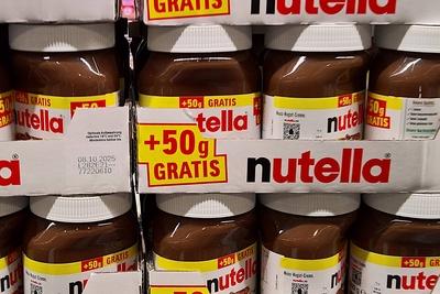 Ferrero, Nutella - Brotaufstrich im Supermarkt *** Ferrero, Nutella spread in the supermarket-stock-foto