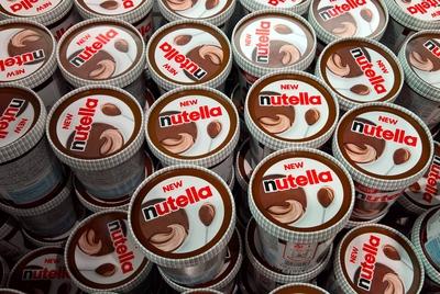 Die j?ngste Line-Extension von Ferrero ist Nutella Ice Cream. Seit Anfang Juni 2024 ist es in Tiefk?hlregalen einiger Su-stock-foto
