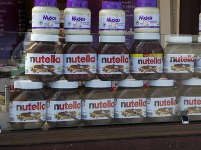 SYMBOLBILD-10.AUGUST 24 - VERZEHR-ESSEN Nutella Glaeser in Doppelreihe stehen in einem Verkaufswagen darauf eine Reihe weisse Creme Nusco Glaeser Nutella ist eine Nuss-Nougat-Creme des italienischen S??warenherstellers Ferrero. SH Deutschland *** Symbol image 10 August 24 Consumption Food Nutella Glaeser in double row Standing in a Sales trolley on it a Series Whites Cream Nusco Glaeser Nutella is a Nut Nougat Cream of Italian Confectionery manufacturer Ferrero SH Germany-stock-photo